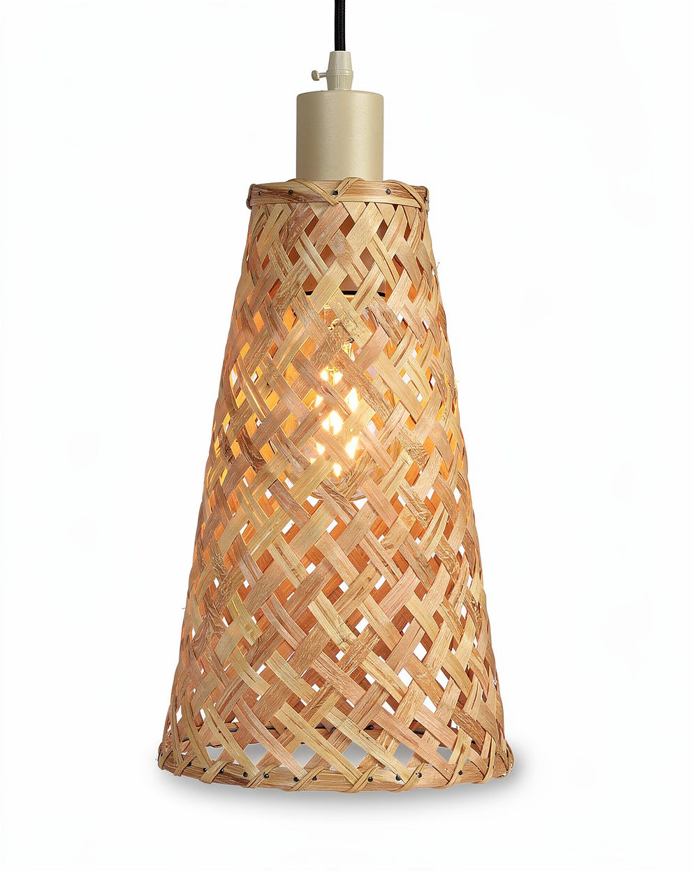 **Technische titel in het Nederlands: Hanglamp van geweven riet met sfeervolle verlichting**