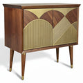 **Technische titel in het Nederlands: Moderne houten dressoirkast met gouden details**